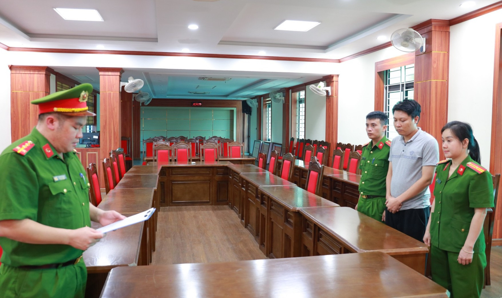 df15f0-3212-4674-be12-5231b88bb267-anh-4-thi-hanh-quyet-inh-khoi-to-bi-can-bat-tam-giam-oi-voi-o-kim-chung.jpg