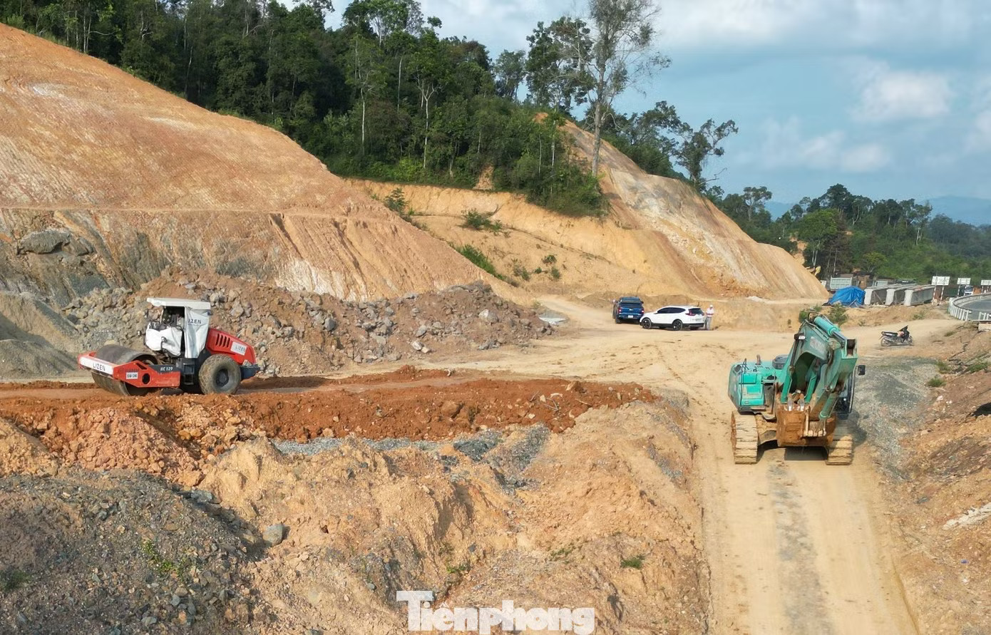 Rốt ráo thi công các hạng mục cuối trên cao tốc Hữu Nghị - Chi Lăng - Ảnh 2.
