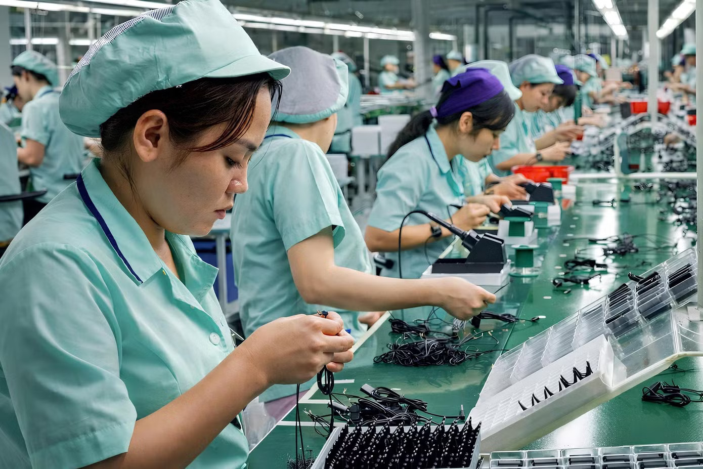 Thưởng Tết từ tháng 11: Công nhân đỡ lo tiền trọ, đặt vé xe về quê - Ảnh 1.