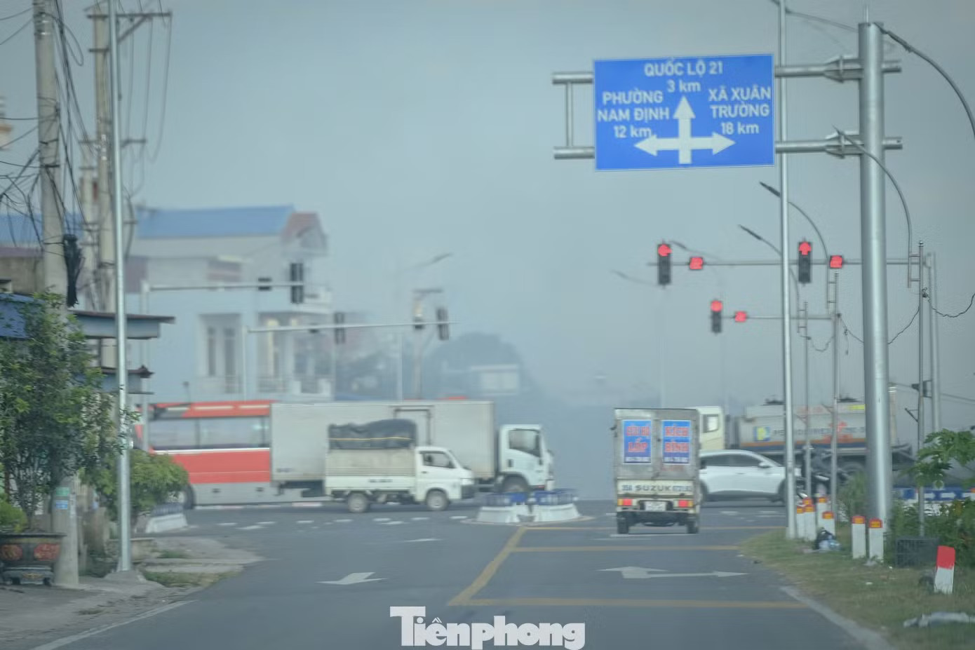 Các đám đốt rơm nằm gần đường giao thông, khói dày có thể làm hạn chế tầm nhìn của người điều khiển phương tiện Khói đốt rơm rạ mù mịt, che khuất tầm nhìn đường Nam Định – Lạc Quần - Ảnh 6.