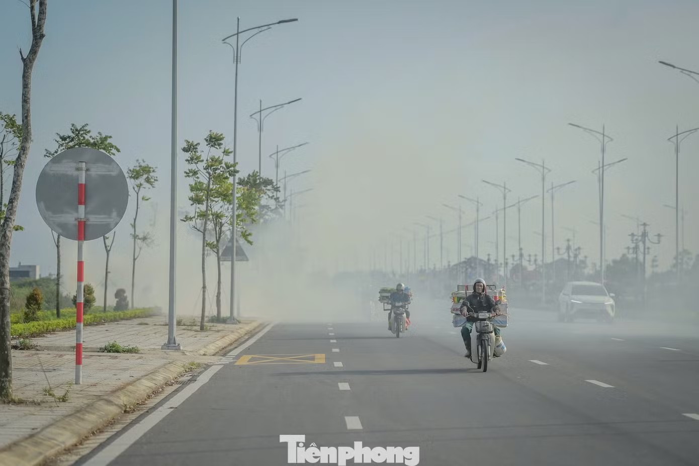 Khói từ việc đốt rơm rạ ngay sát tuyến đường Nam Định - Lạc Quần - đường bộ ven biển thuộc địa bàn phường Hồng Quang gây khuất tầm nhìn. Khói đốt rơm rạ mù mịt, che khuất tầm nhìn đường Nam Định – Lạc Quần - Ảnh 7.