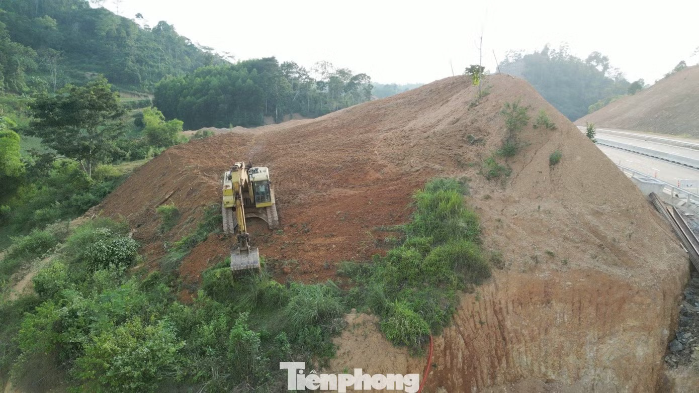 Rốt ráo thi công các hạng mục cuối trên cao tốc Hữu Nghị - Chi Lăng - Ảnh 7.