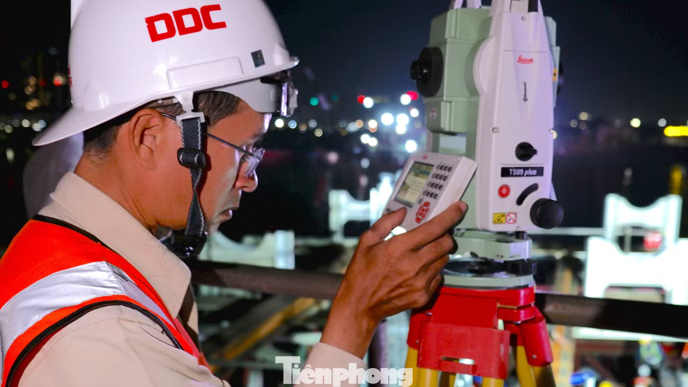 Đang hợp long cầu đi bộ 3.400 tấn qua sông Sài Gòn - Ảnh 2.