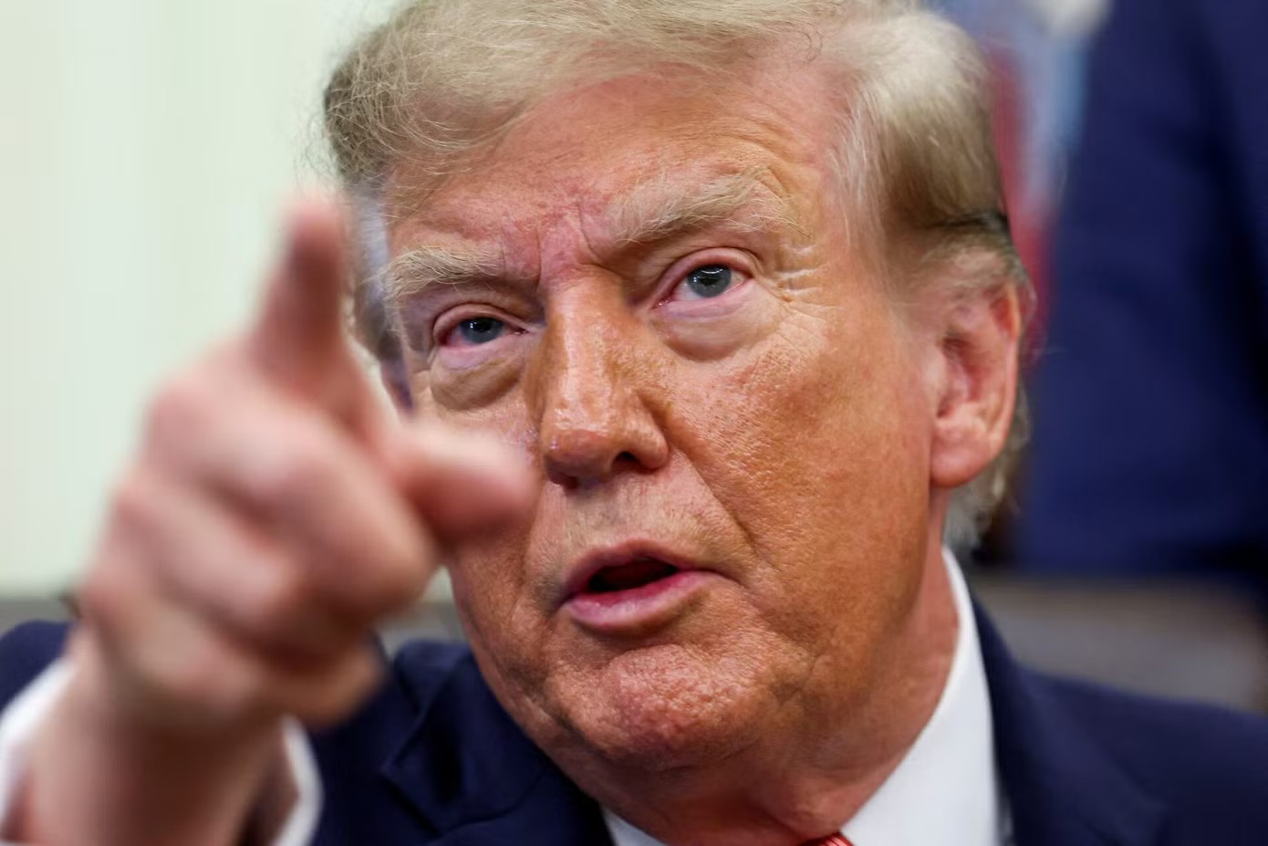 Tổng thống Mỹ Donald Trump. (Ảnh: Reuters) Chi phí sinh hoạt, vấn đề nhập cư phủ bóng bầu cử Mỹ giữa lúc Tổng thống Trump mất điểm - Ảnh 1.