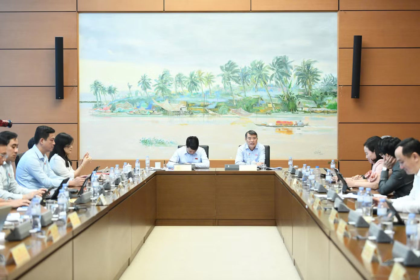 Các đại biểu tại phiên thảo luận. Ảnh: Như Ý Thủ tướng: Giá thuốc, thiết bị y tế bị đẩy lên mức phi lý - Ảnh 2.