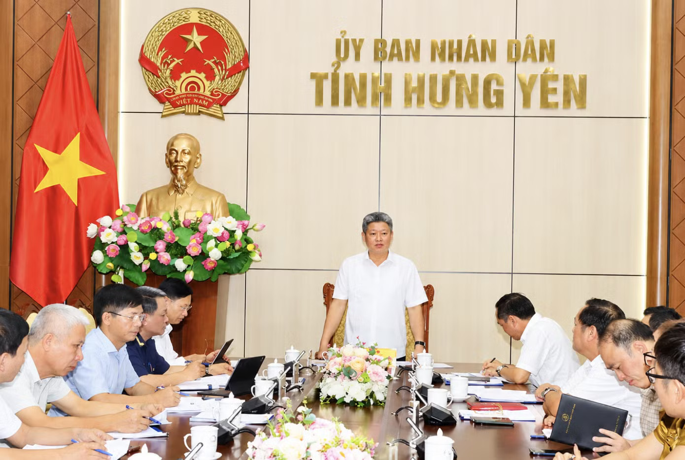 Ông Nguyễn Mạnh Quyền - Chủ tịch UBND tỉnh Hưng Yên - chủ trì cuộc họp. Hưng Yên thu gần 20.000 tỷ đồng từ sử dụng đất - Ảnh 1.
