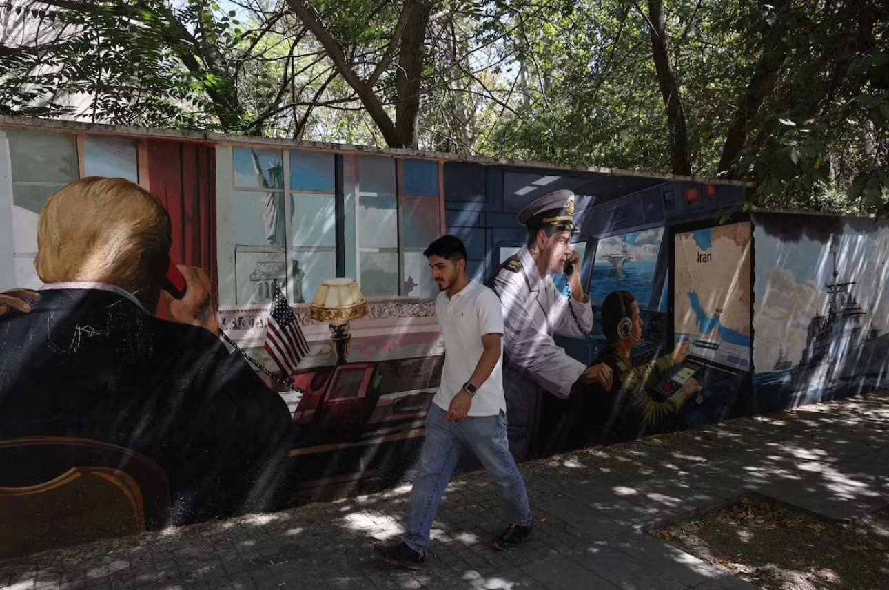 Một tấm áp phích chống Mỹ ở thủ đô Tehran của Iran ngày 23/9. (ảnh: Reuters) Iran cố kéo dài thế bất lợi cho Tổng thống Trump trước bầu cử giữa kỳ Mỹ - Ảnh 1.