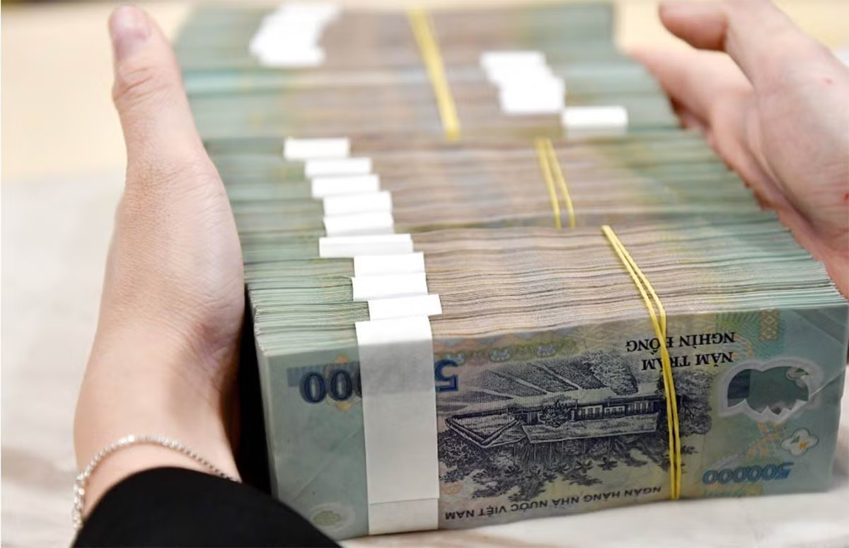 Ngân hàng Nhà nước thúc giục các ngân hàng giảm lãi suất trên mọi kênh. Ảnh: NY. Xử lý nghiêm ngân hàng không giảm lãi suất - Ảnh 1.