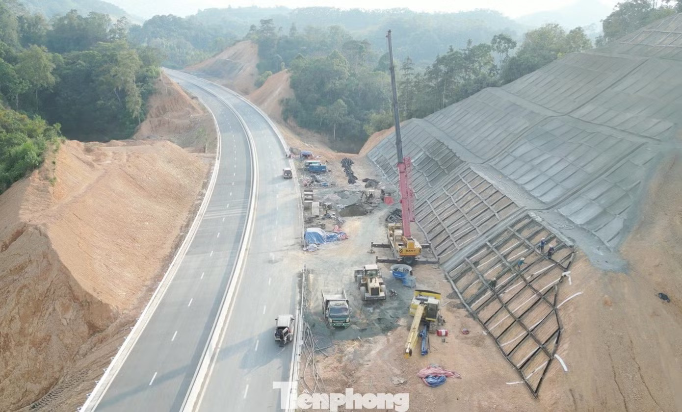Rốt ráo thi công các hạng mục cuối trên cao tốc Hữu Nghị - Chi Lăng - Ảnh 1.