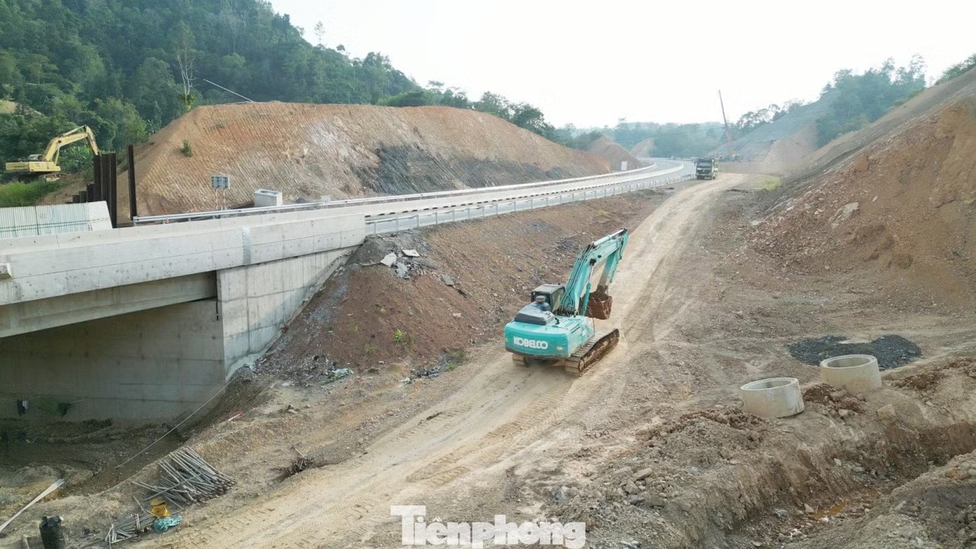 Rốt ráo thi công các hạng mục cuối trên cao tốc Hữu Nghị - Chi Lăng - Ảnh 3.