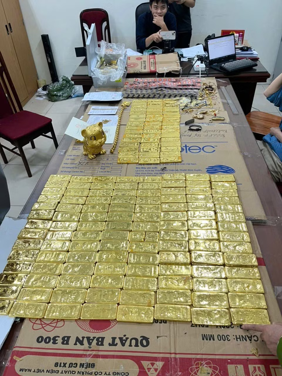 Số vàng bị thu giữ trong vụ án. Tòa xét xử Mr Pips, Shark Bình cùng 186 đồng phạm tại 3 điểm cầu - Ảnh 2.