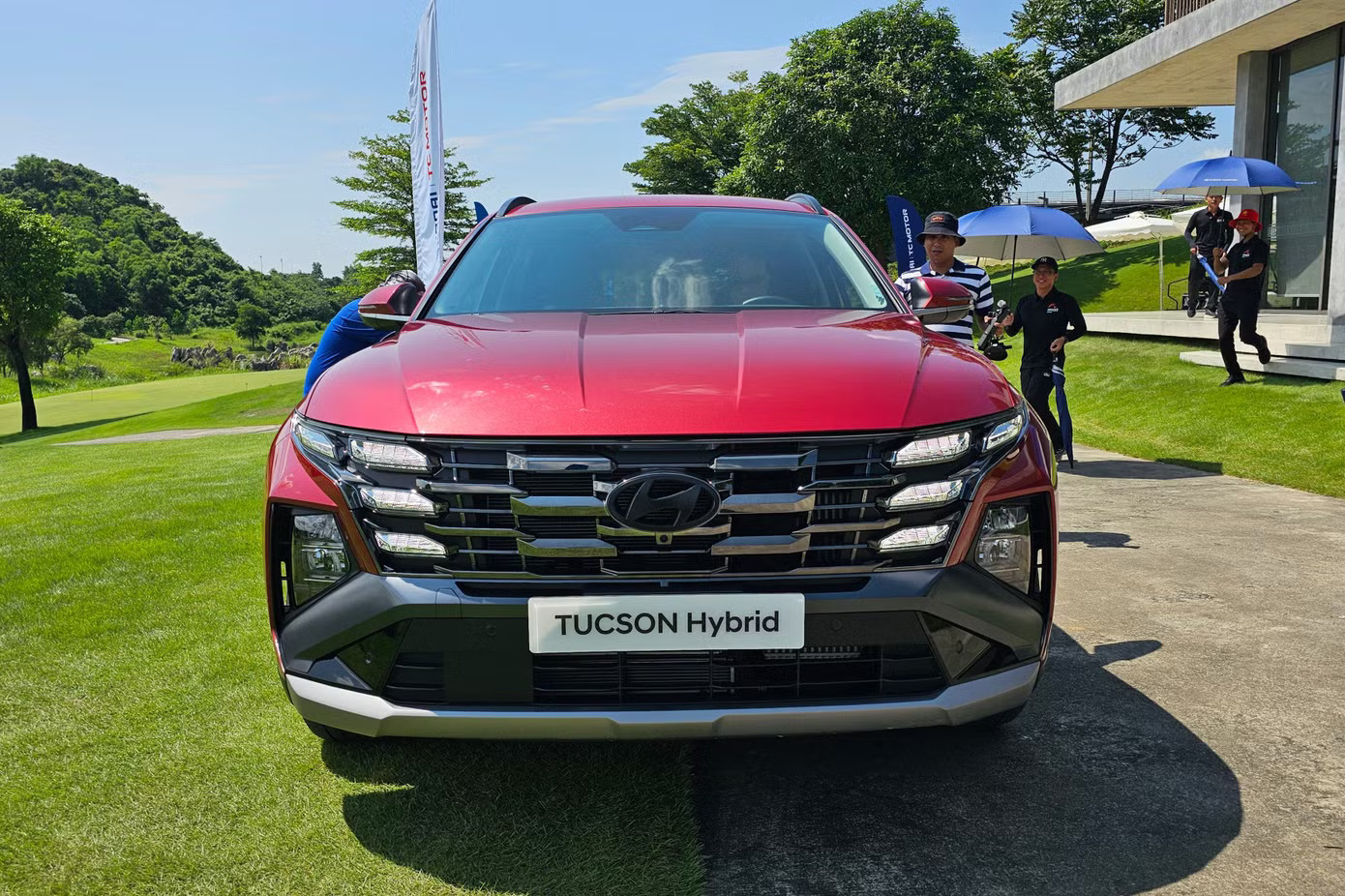 Tucson Hybrid sẽ cạnh tranh với các đối thủ như Honda CR-V e:HEV (giá 1,17-1,25 tỷ đồng) và Kia Sportage HEV (999-1.099 triệu đồng). Dàn SUV cỡ C khuấy động thị trường ô tô cuối năm - Ảnh 2.