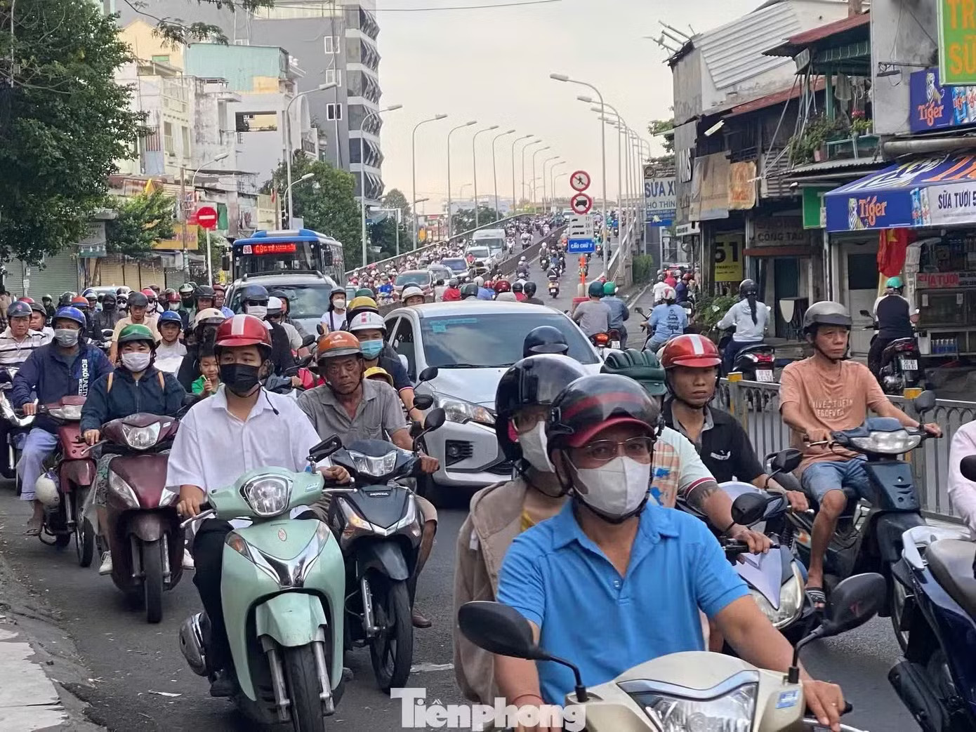 TPHCM đề xuất cấm xe tải giờ cao điểm - Ảnh 2.