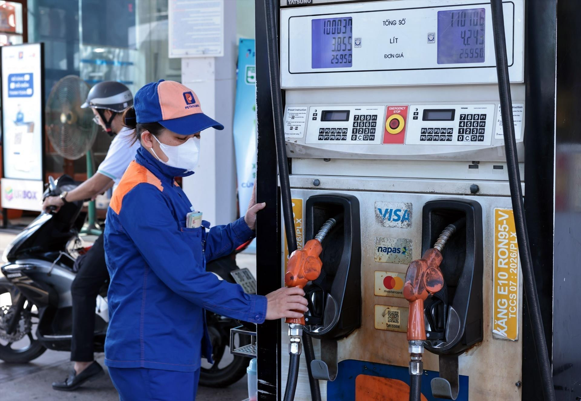 vna-potal-petrolimex-tien-phong-chuyen-sang-ban-xang-sinh-hoc-e10-878080524-18-8-32_1792650278.jpg