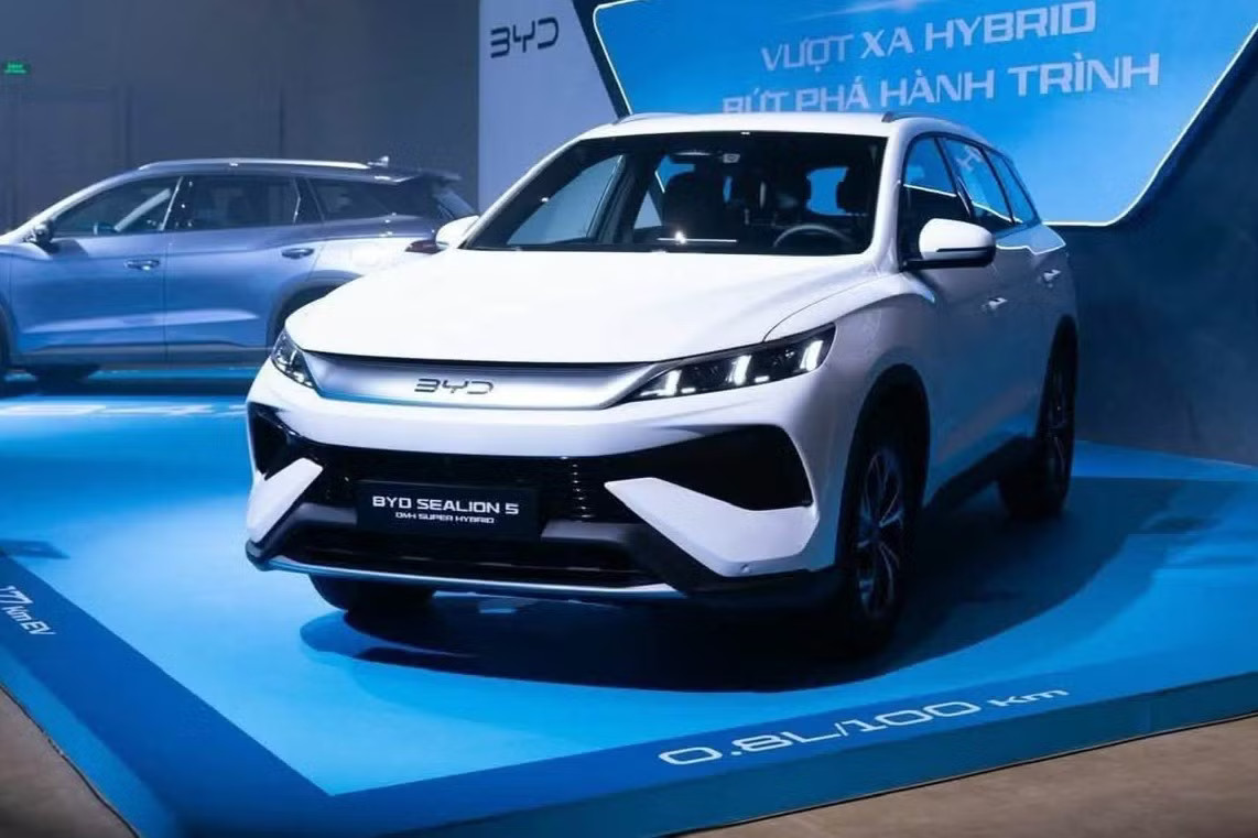 BYD Sealion 5 muốn tiếp cận khách Việt bằng giá bán dễ tiếp cận. Dàn SUV cỡ C khuấy động thị trường ô tô cuối năm - Ảnh 1.
