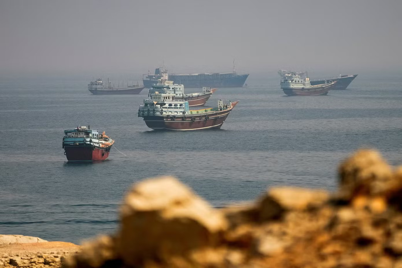 Liên tiếp 7 tàu trúng hỏa lực và thủy lôi trên eo biển Hormuz, Iran cảnh báo Mỹ - Ảnh 1.