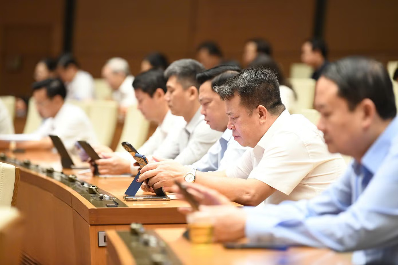 Các đại biểu tại phiên họp sáng 22/10. (Ảnh: Như Ý) Đề xuất hoán đổi đất bị thu hồi sang thửa đất khác trong cùng địa bàn cấp xã - Ảnh 2.