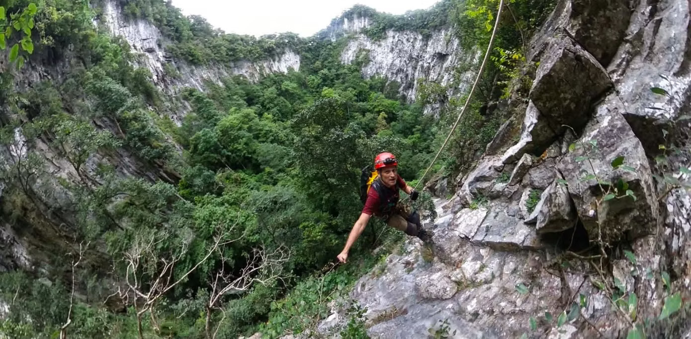 Phát hiện hố sụt sâu 120m 'khổng lồ' ở Phong Nha - Kẻ Bàng - Ảnh 9.