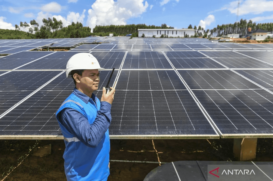 Một nhân viên kiểm tra các tấm pin mặt trời tại Nhà máy điện mặt trời (PLTS) của Nusantara ở Bắc Penajam Paser, Đông Kalimantan vào ngày 1/8/2024. Tiềm năng điện mặt trời của Indonesia đạt mức 3.286 GW - Ảnh: Antara/Hafidz Mubarak A