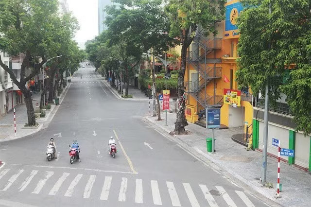 Hà Nội cấm ô tô rẽ trái tại nút giao Lê Đại Hành - Mai Hắc Đế giờ cao điểm. Ảnh: Minh Thắm Hà Nội cấm ô tô rẽ trái tại nút giao Lê Đại Hành - Mai Hắc Đế - Ảnh 1.