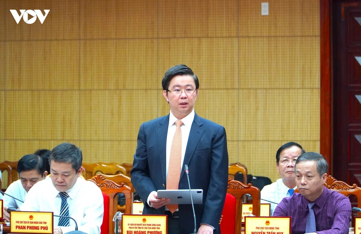 ong-bui-hoang-phuong-chu-tich-ubnd-tinh-quang-tri-cam-ket-dong-hanh-voi-nha-dau-tu-khai-thac-phat-trien-mang-duong-bay.webp