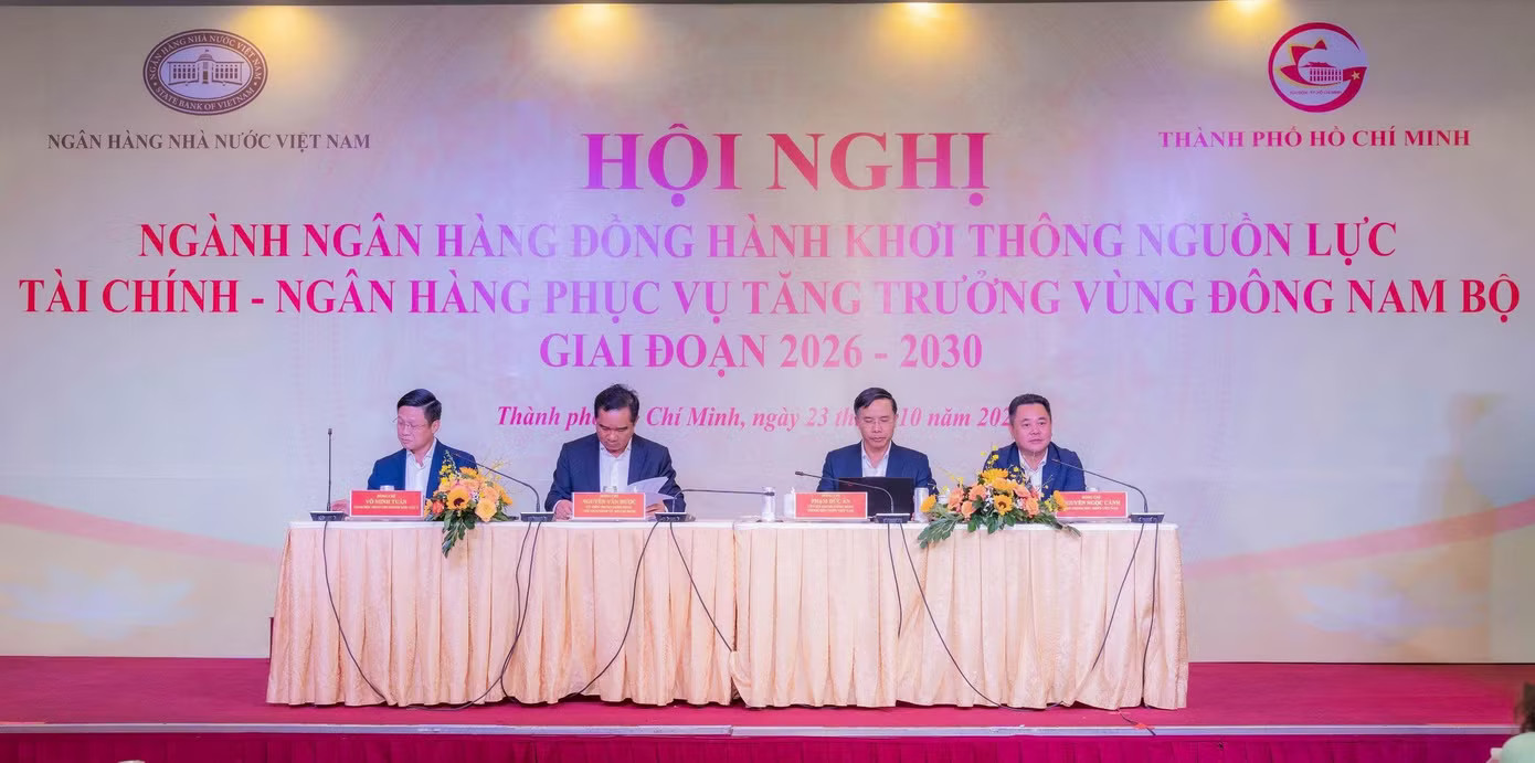NHNN và TPHCM bàn cách khơi thông nguồn vốn cho Đông Nam Bộ Thống đốc Ngân hàng: Hướng dòng vốn vào sản xuất, kinh doanh - Ảnh 1.