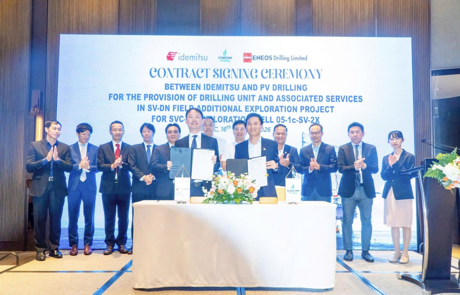 Ông Yosuke Shimizu - Tổng Giám đốc Idemitsu Gas Production (Vietnam) và ông Nguyễn Đình Dương - Phó Tổng Giám đốc PV Drilling thực hiện Lễ ký kết hợp đồng trước sự chứng kiến của lãnh đạo các bên.