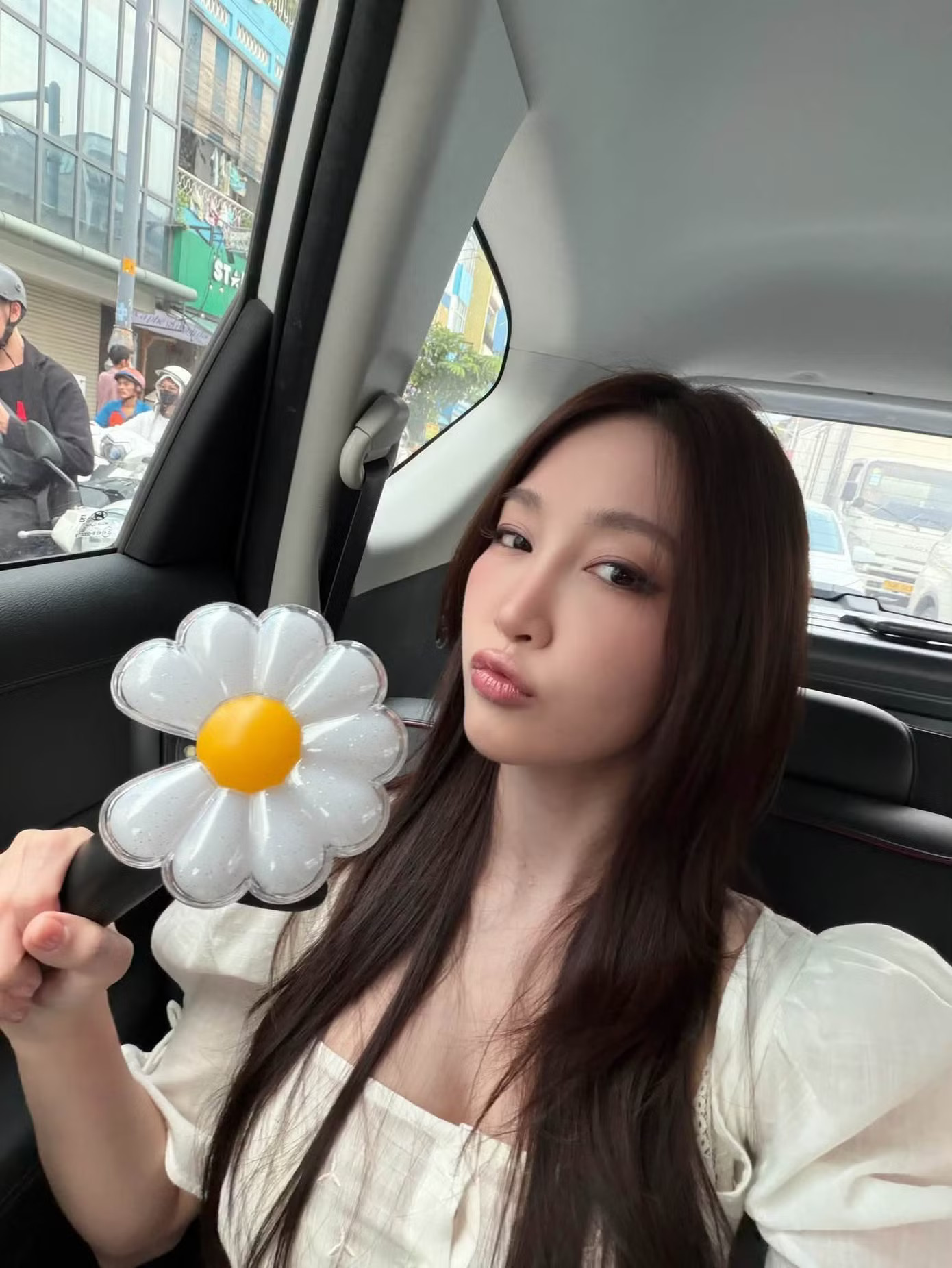 Juky San chuẩn bị sẵn lightstick cổ vũ ba thành viên Big Bang. Tùng Dương, Đàm Thu Trang và dàn sao đu concert Big Bang - Ảnh 2.
