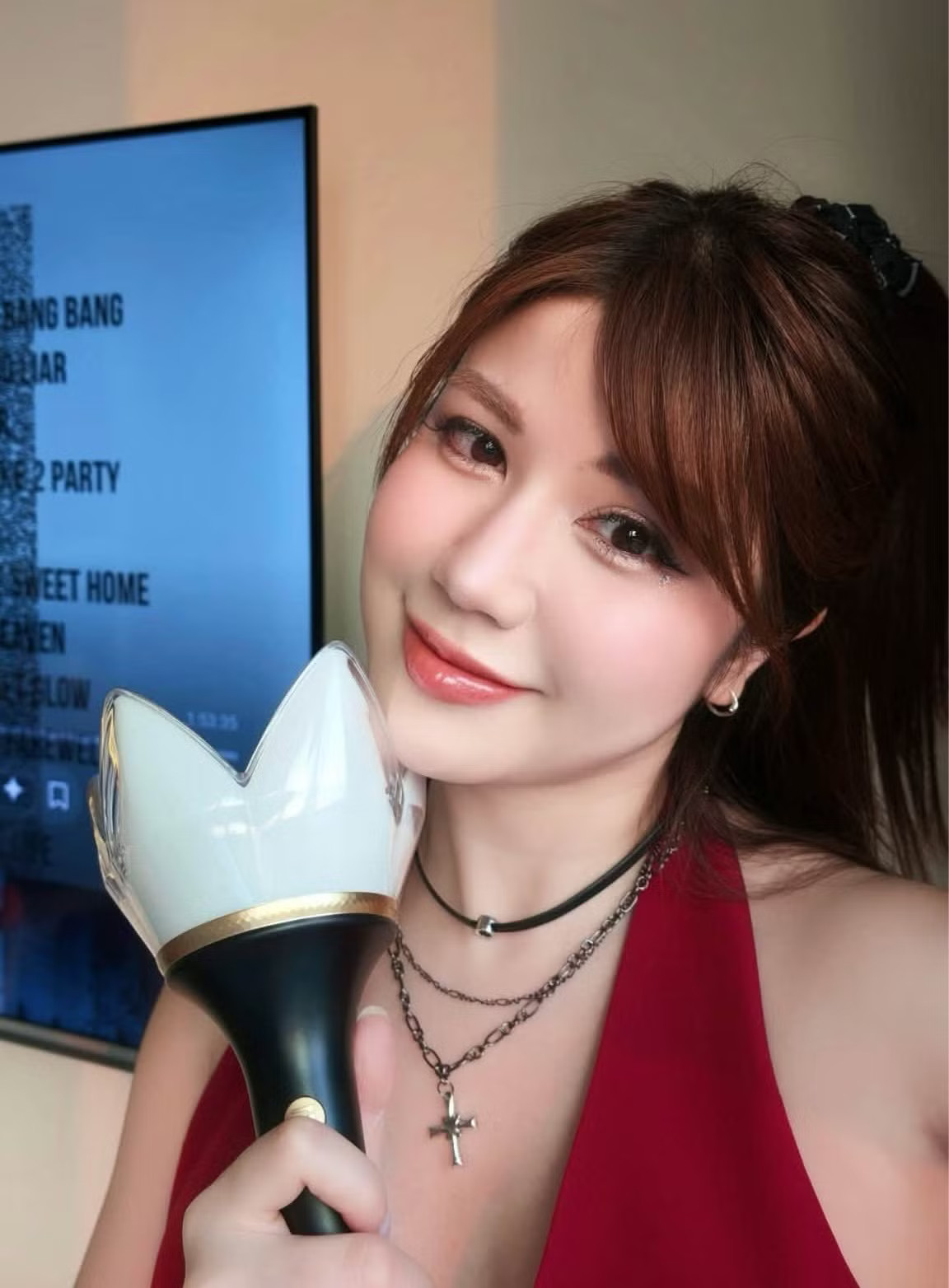 An Japan cũng góp mặt trong danh sách nghệ sĩ đến thưởng thức đêm nhạc. Hot girl khoe lightstick có giá gần 2 triệu đồng. Đây là phụ kiện gắn liền với hình ảnh Big Bang và G-Dragon, được đông đảo người hâm mộ sử dụng trong các đêm diễn. Tùng Dương, Đàm Thu Trang và dàn sao đu concert Big Bang - Ảnh 4.