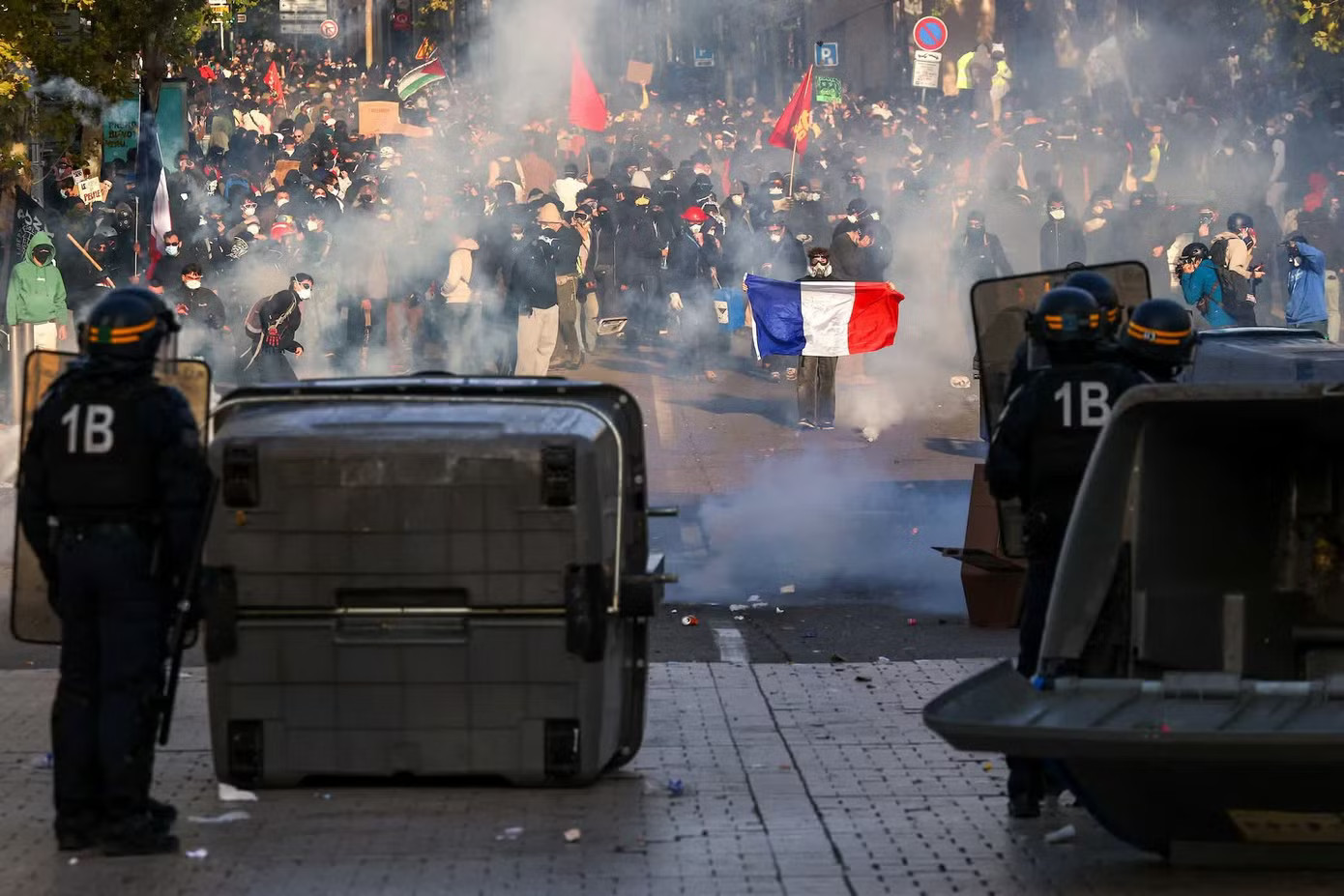 Biểu tình lan khắp châu Âu, Paris 'như bị phong tỏa' - Ảnh 5.