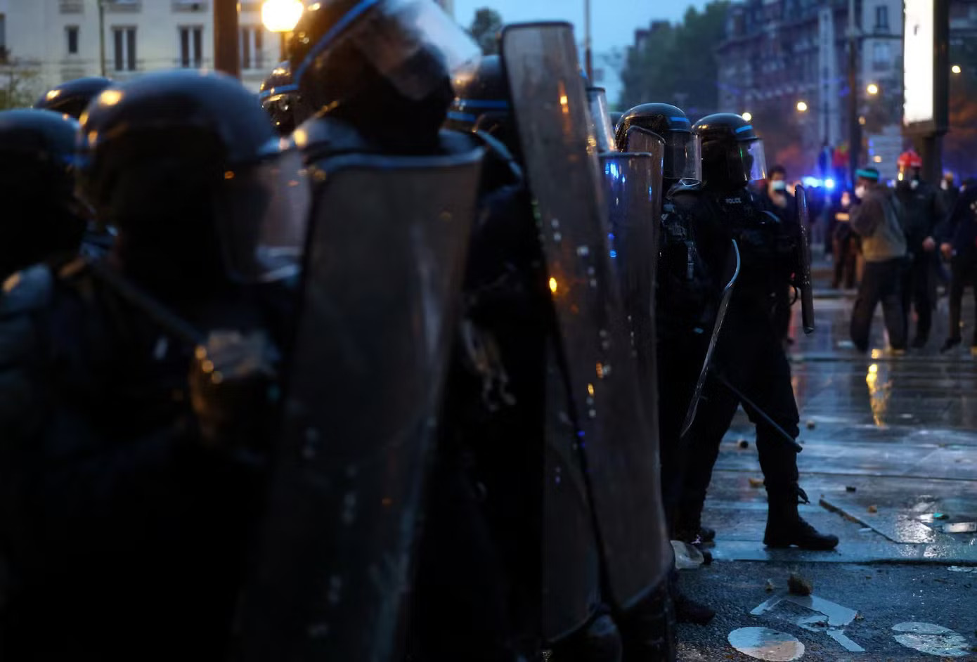 Biểu tình lan khắp châu Âu, Paris 'như bị phong tỏa' - Ảnh 6.