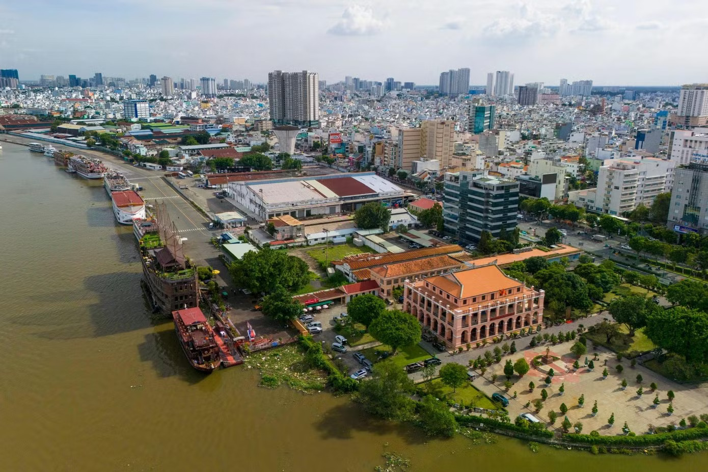 Hiện trạng dự án công viên văn hóa Bến Nhà Rồng - Khánh Hội và cây xanh công cộng Bến Bạch Đằng. Tạm bàn giao mặt bằng làm công viên Bến Nhà Rồng - Khánh Hội - Ảnh 1.