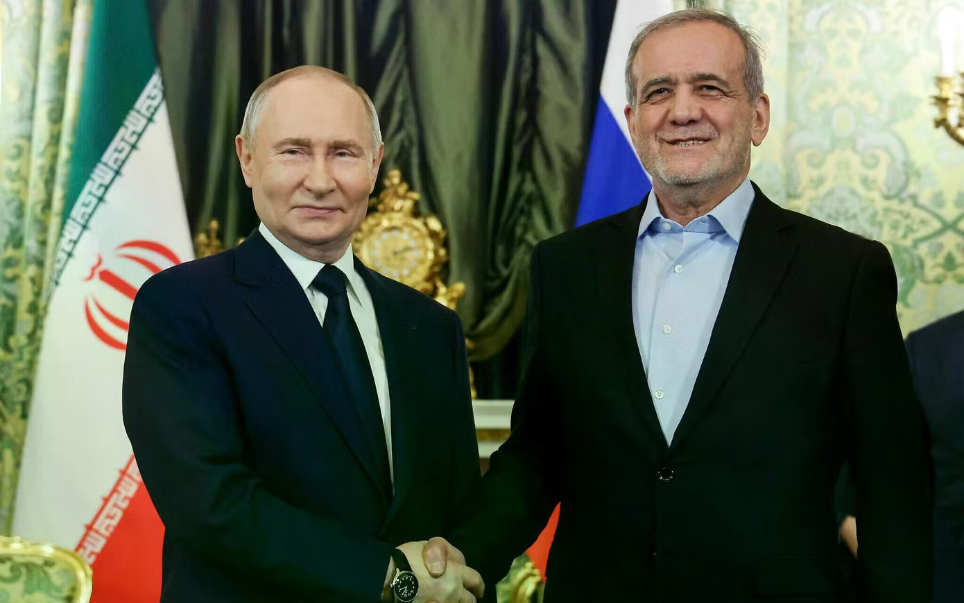 Tổng thống Nga Vladimir Putin và Tổng thống Iran Massoud Pezeshkian. (Ảnh: AP) Tổng thống Iran gặp Tổng thống Nga giữa lúc đàm phán với Mỹ đình trệ - Ảnh 1.