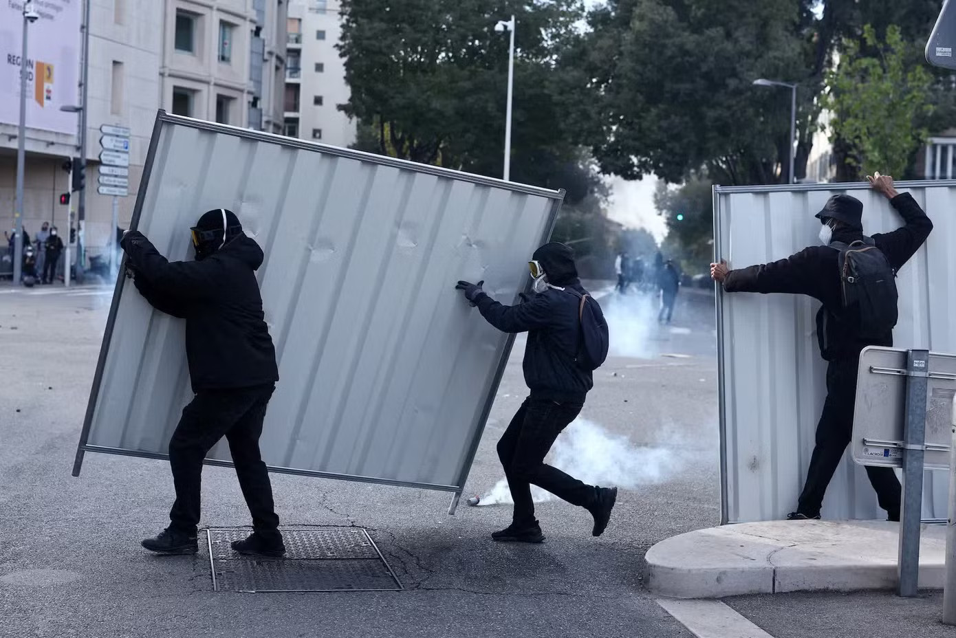 Biểu tình lan khắp châu Âu, Paris 'như bị phong tỏa' - Ảnh 8.