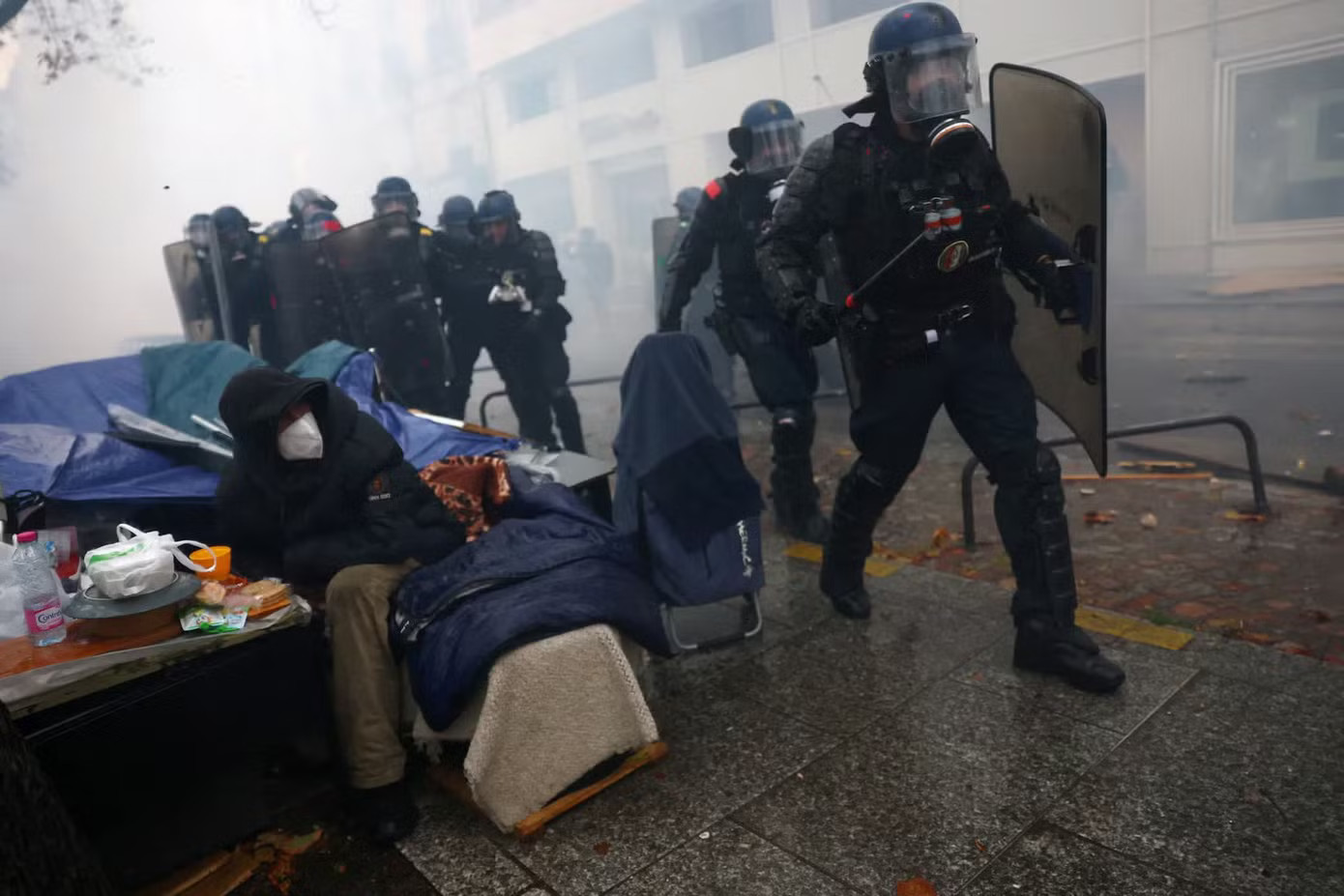 Biểu tình lan khắp châu Âu, Paris 'như bị phong tỏa' - Ảnh 7.