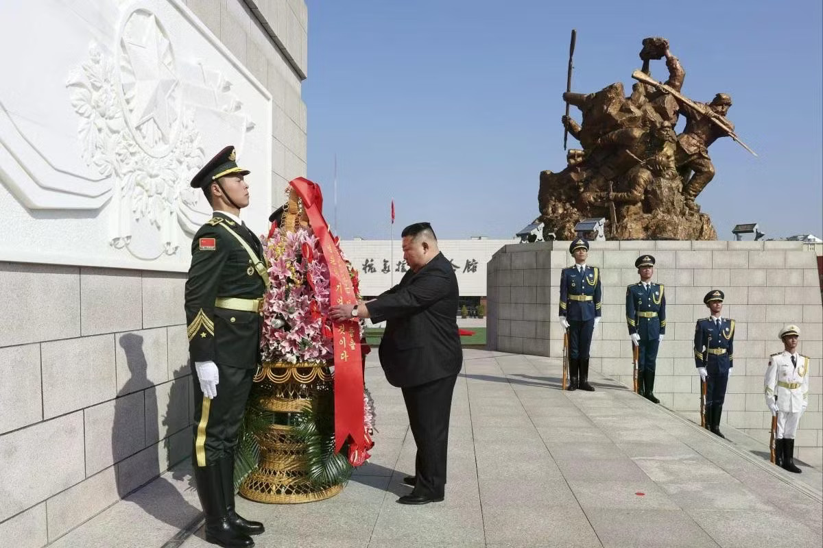 Ông Kim Jong-un đặt vòng hoa tại Nhà tưởng niệm Cuộc kháng chiến chống Mỹ, cứu Triều Tiên. (Ảnh: Tân Hoa Xã) Trung Quốc đăng ảnh chuyến thăm chớp nhoáng của Chủ tịch Triều Tiên Kim Jong-un - Ảnh 2.