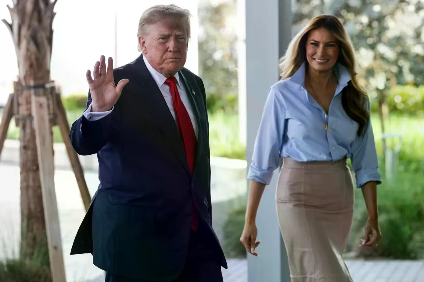 Tổng thống Mỹ Donald Trump và Đệ nhất phu nhân Melania Trump đi bỏ phiếu sớm ngày 24/10 tại bang Florida. (Ảnh: New York Post) Tổng thống Mỹ Trump và Phu nhân Melania đi bỏ phiếu sớm - Ảnh 1.