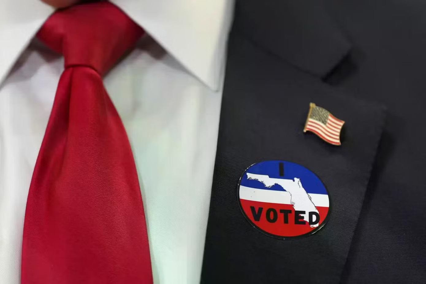 Ông Trump dán sticker Tổng thống Mỹ Trump và Phu nhân Melania đi bỏ phiếu sớm - Ảnh 5.