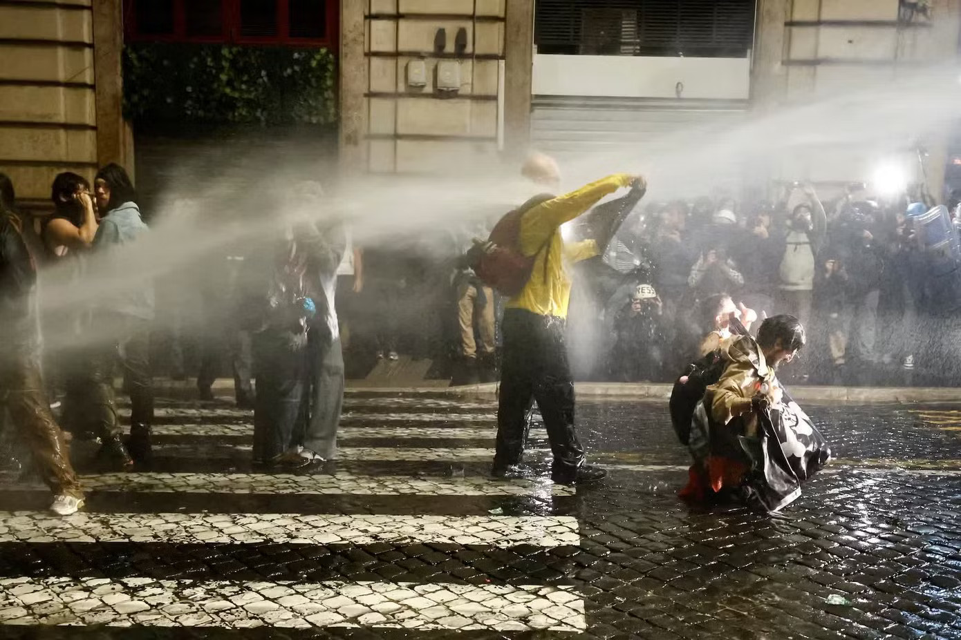 Biểu tình lan khắp châu Âu, Paris 'như bị phong tỏa' - Ảnh 12.