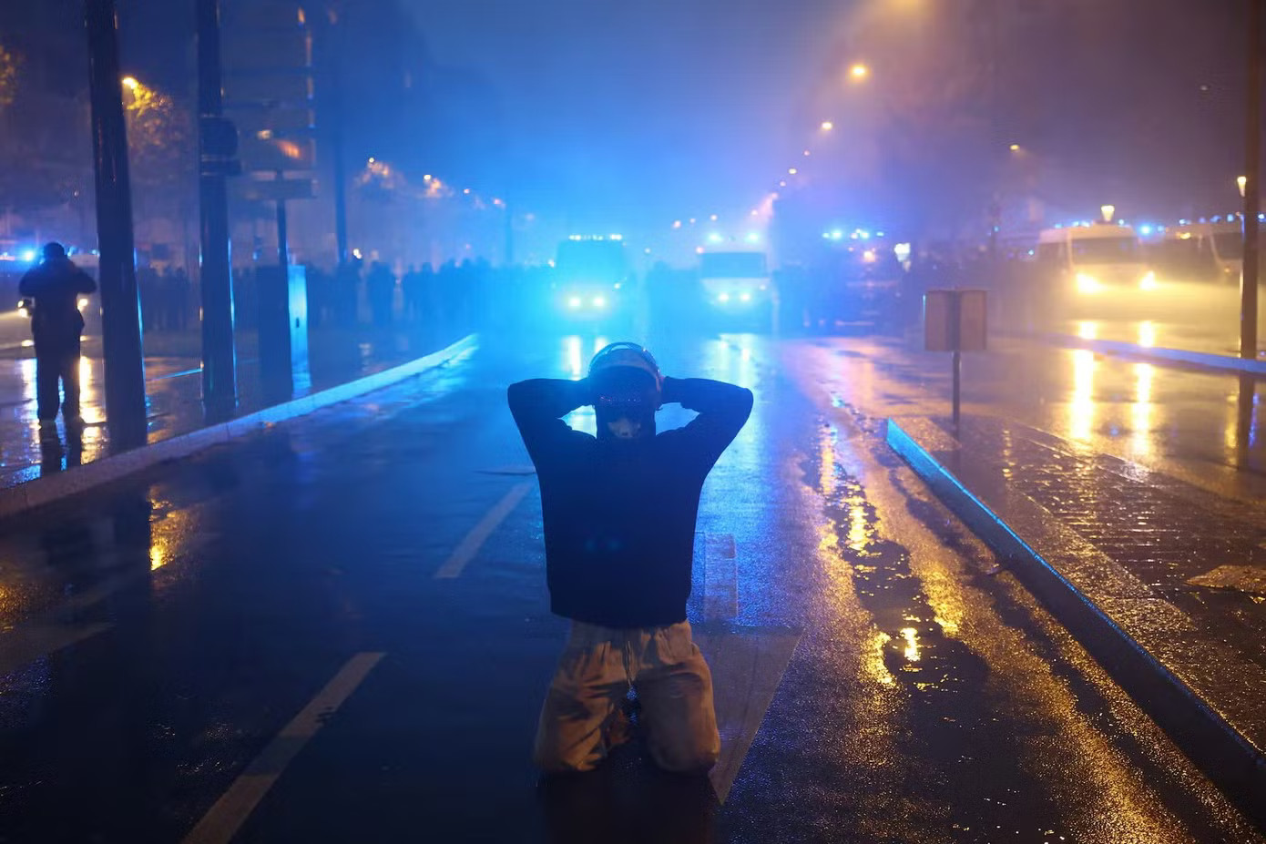 Biểu tình lan khắp châu Âu, Paris 'như bị phong tỏa' - Ảnh 1.