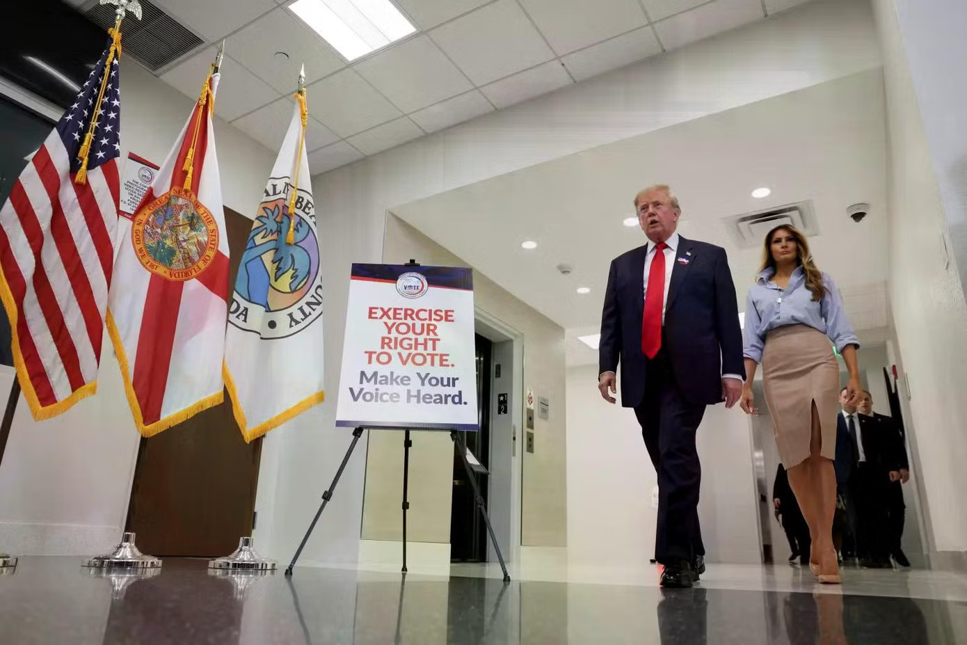 Tổng thống Mỹ Trump và Phu nhân Melania đi bỏ phiếu sớm - Ảnh 3.