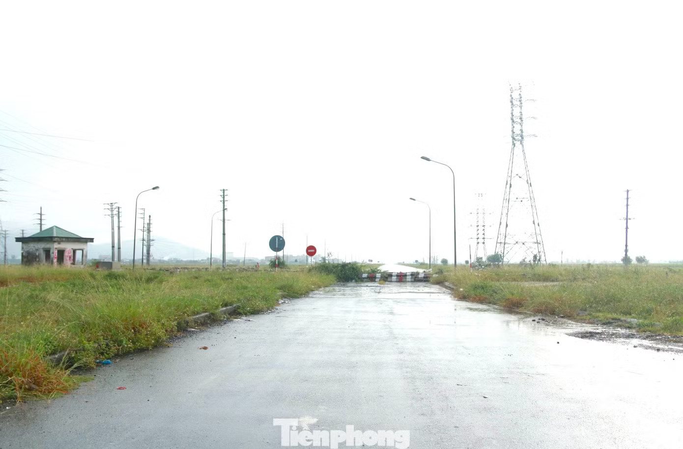 Đường N5, còn gọi là đường ngang Khu kinh tế Đông Nam Nghệ An, được phê duyệt từ năm 2008 và hoàn thành vào tháng 8/2025. Tuyến đường dài gần 6,6 km, có nền đường rộng 56m, mặt đường 2 bên rộng từ 7,5 đến 15m. Dự án được đầu tư với quy mô lớn nhằm phục vụ nhu cầu vận tải, kết nối các khu công nghiệp và hệ thống giao thông đối ngoại. Lạ mắt thiết kế kiến trúc cầu vượt nút giao nghìn tỷ - Ảnh 6.