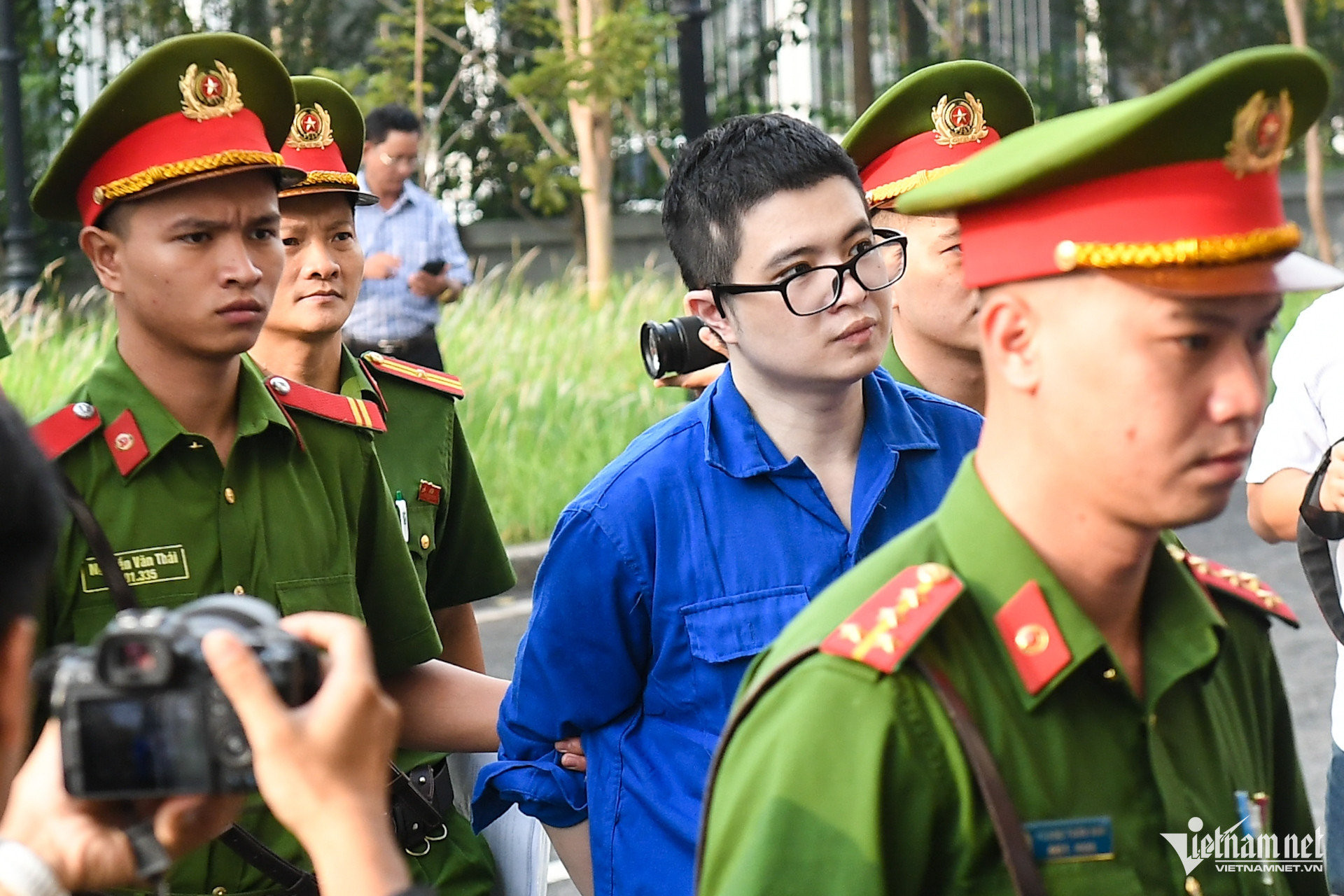 hinh-anh-shark-binh-xuat-hien-tai-toa-0df2d7c2f9914e809d327816cdcb832e-273.jpg