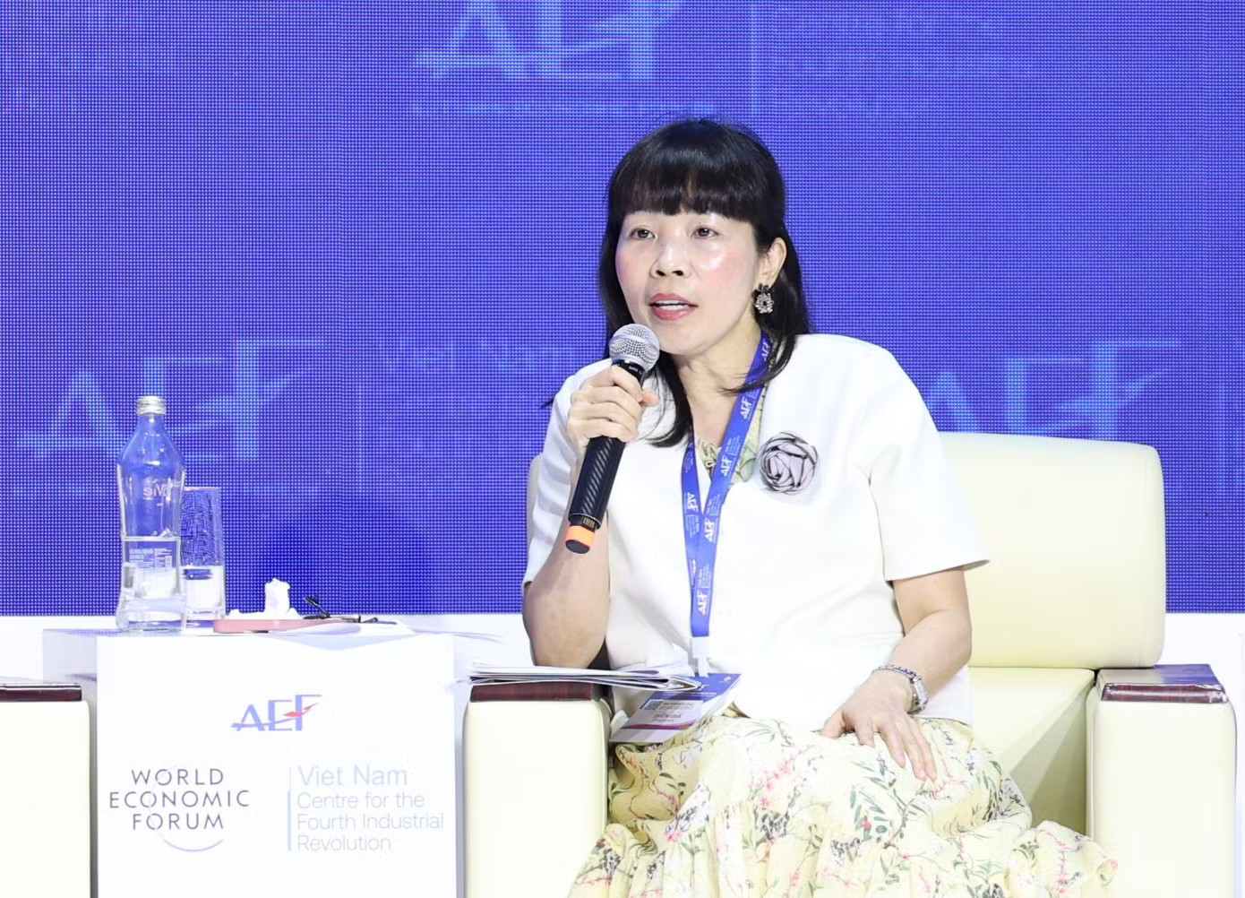 Bà Phạm Quỳnh Mai nêu ý kiến. Ảnh: Ngô Tùng. CEO Trung Quốc: Chuyển bản vẽ thành hướng dẫn sản xuất từ 45 tiếng còn 45 giây - Ảnh 3.