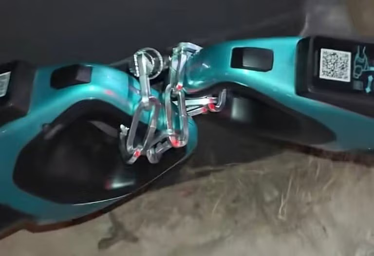 Súng sạc siêu nhanh của BYD bị khóa bằng dây xích - Ảnh 1.