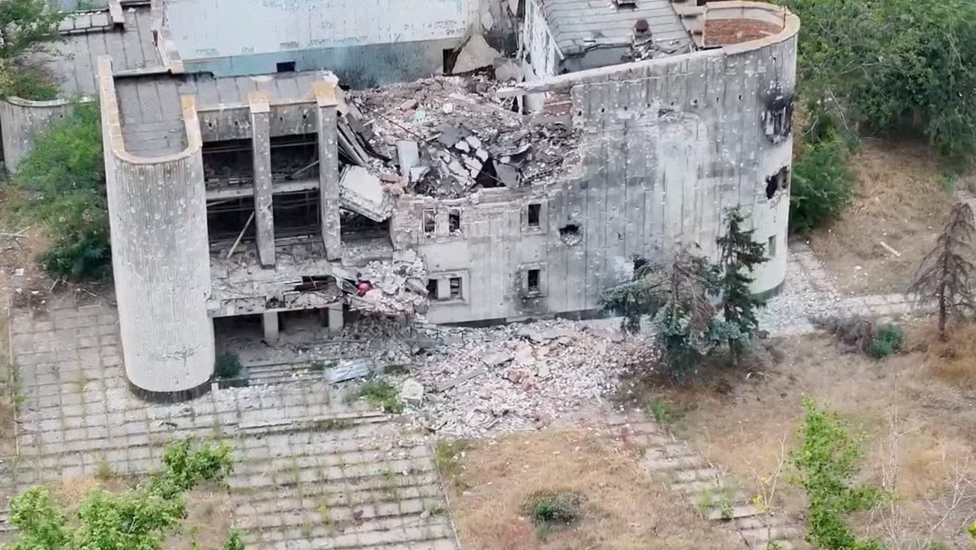 Một tòa nhà bị phá hủy tại Oleshky, tỉnh Kherson. (Ảnh: Reuters) Lệnh ngừng bắn ở Oleshky và phép thử cho tiến trình hòa bình Nga - Ukraine - Ảnh 1.