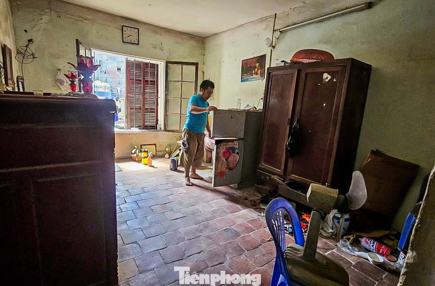 Cùng chung nỗi lo, ông Huỳnh Tuấn Đạt (SN 1985), cư dân sống tại tầng 2, khu chung cư 5 tầng số 4, cho biết căn hộ ông đang ở cũng xuống cấp nghiêm trọng. Do điều kiện kinh tế khó khăn, ông không có khả năng chuyển đến nơi ở khác nên đành tiếp tục sinh sống trong căn hộ cũ dù không khỏi lo lắng về mức độ an toàn của công trình. Dân thấp thỏm sống trong chung cư 50 năm tuổi như nhà hoang - Ảnh 17.