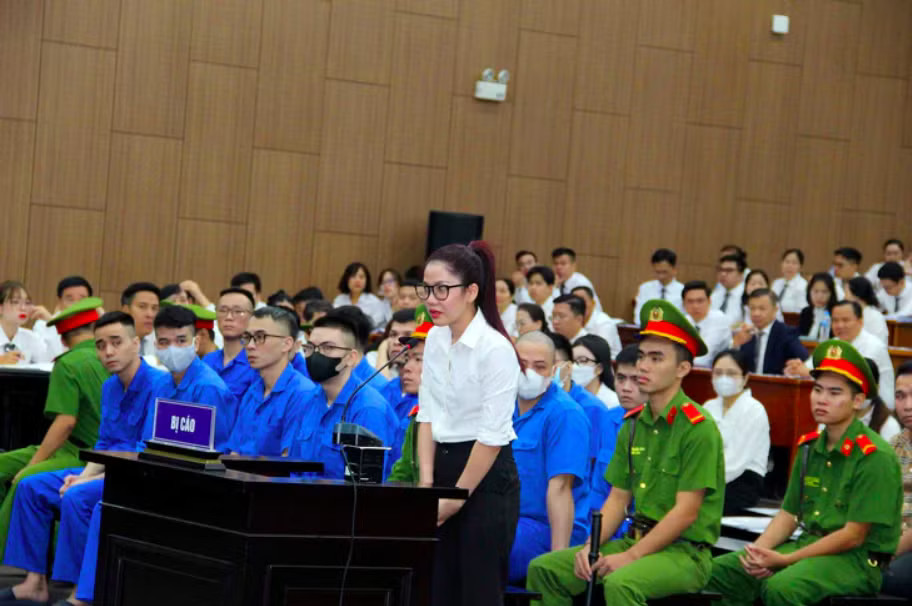 Bị cáo Nguyễn Thanh Tâm tại tòa. Bạn gái giúp Mr Pips giữ khối tài sản hàng trăm tỷ đồng - Ảnh 2.