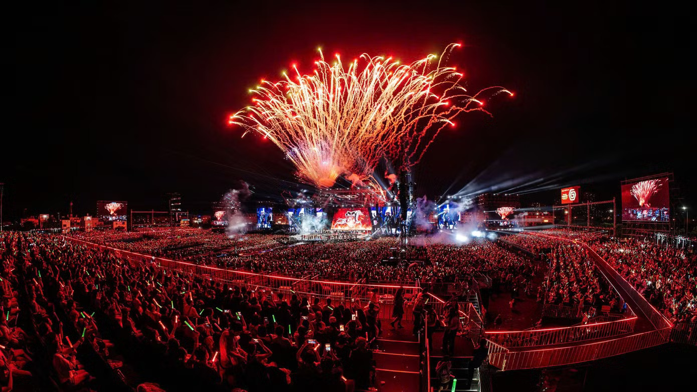 Hàng chục nghìn khán giả đến tham dự ngày thứ hai concert Anh trai vượt ngàn chông gai. Ảnh: BTC. Không có Big Bang hay BlackPink, TPHCM 'hái ra tiền' từ các concert nội địa - Ảnh 1.
