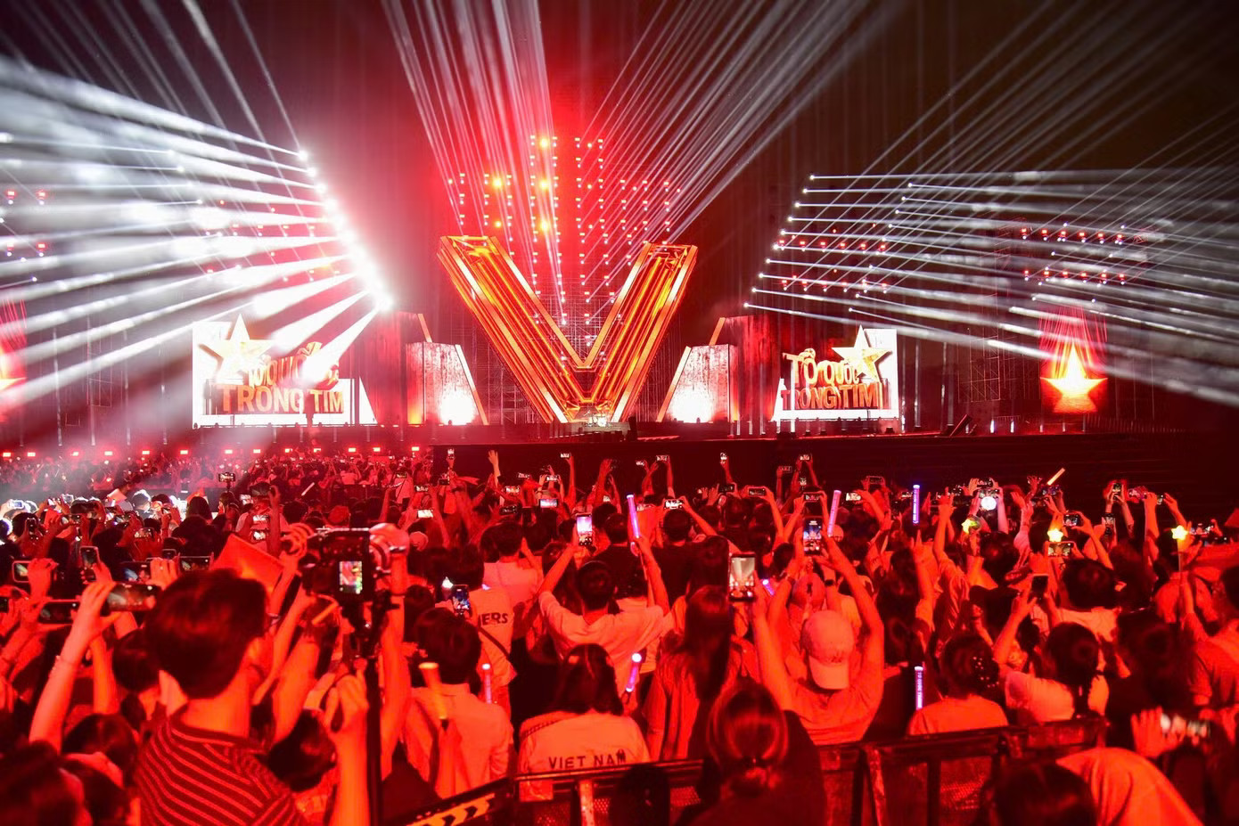 Đông đảo khán giả hòa mình vào không khí sôi động tại concert. Không có Big Bang hay BlackPink, TPHCM 'hái ra tiền' từ các concert nội địa - Ảnh 4.